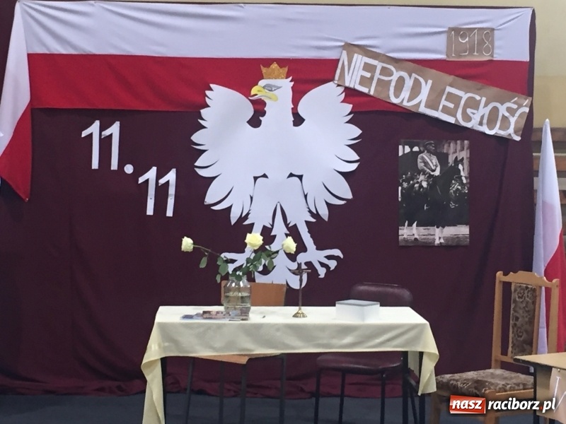 Zdjęcie w galerii na portalu naszraciborz.pl: Uczniowie z Nędzy w przemarszu dla Niepodległej z naczelnikiem na czele wiadomości z regionu