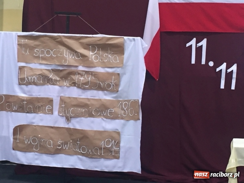 Zdjęcie w galerii na portalu naszraciborz.pl: Uczniowie z Nędzy w przemarszu dla Niepodległej z naczelnikiem na czele wiadomości z regionu