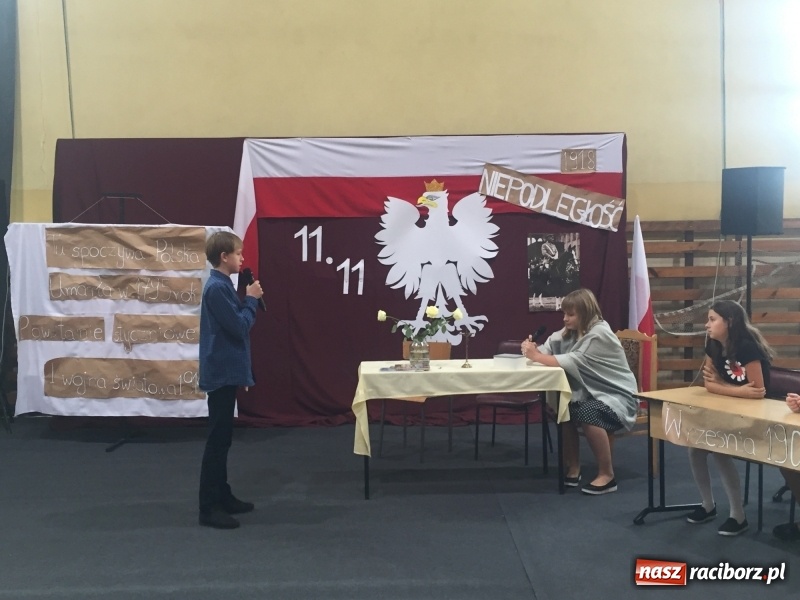 Zdjęcie w galerii na portalu naszraciborz.pl: Uczniowie z Nędzy w przemarszu dla Niepodległej z naczelnikiem na czele wiadomości z regionu