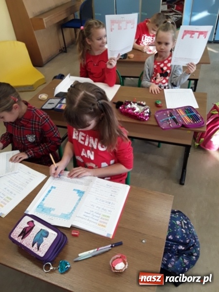 Zdjęcie w galerii na portalu naszraciborz.pl: Uczniowie z Nędzy w przemarszu dla Niepodległej z naczelnikiem na czele wiadomości z regionu