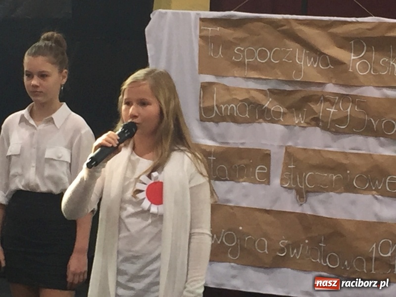 Zdjęcie w galerii na portalu naszraciborz.pl: Uczniowie z Nędzy w przemarszu dla Niepodległej z naczelnikiem na czele wiadomości z regionu