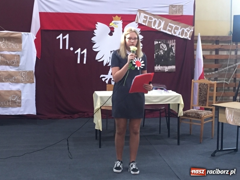 Zdjęcie w galerii na portalu naszraciborz.pl: Uczniowie z Nędzy w przemarszu dla Niepodległej z naczelnikiem na czele wiadomości z regionu