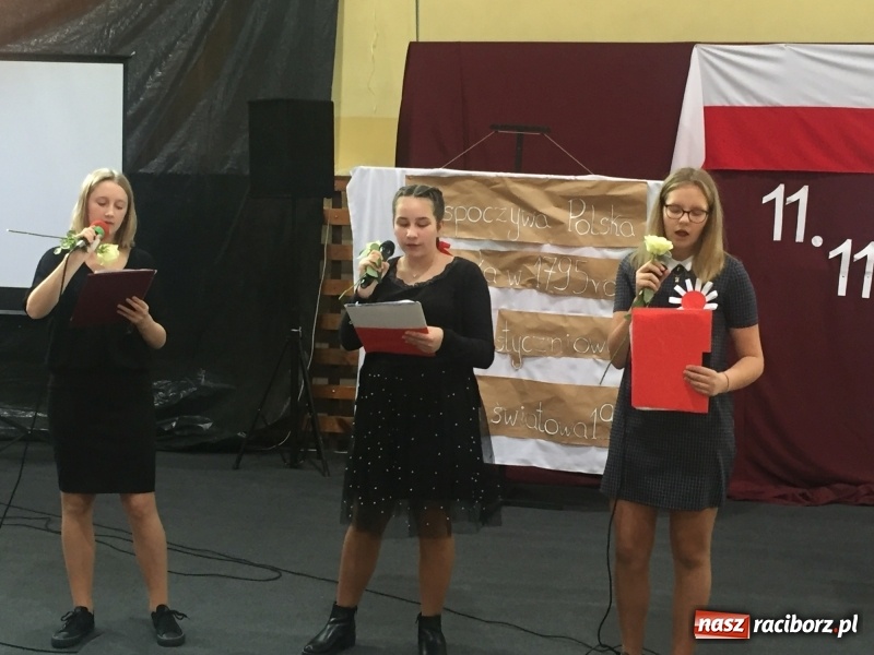 Zdjęcie w galerii na portalu naszraciborz.pl: Uczniowie z Nędzy w przemarszu dla Niepodległej z naczelnikiem na czele wiadomości z regionu