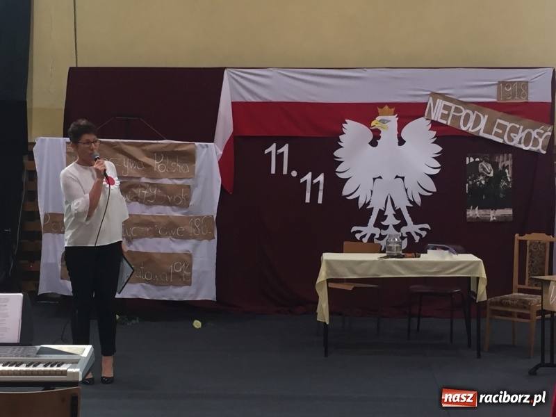 Zdjęcie w galerii na portalu naszraciborz.pl: Uczniowie z Nędzy w przemarszu dla Niepodległej z naczelnikiem na czele wiadomości z regionu