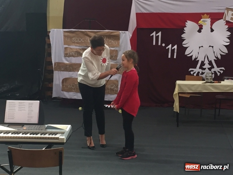 Zdjęcie w galerii na portalu naszraciborz.pl: Uczniowie z Nędzy w przemarszu dla Niepodległej z naczelnikiem na czele wiadomości z regionu