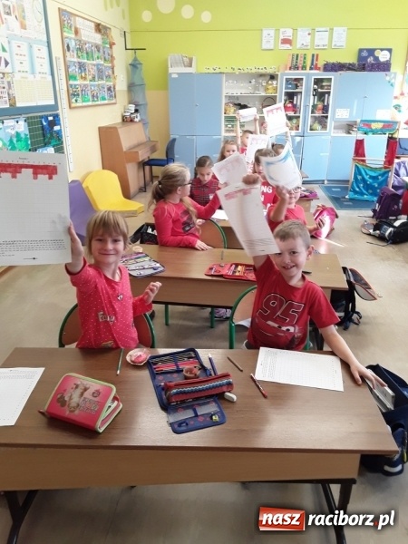 Zdjęcie w galerii na portalu naszraciborz.pl: Uczniowie z Nędzy w przemarszu dla Niepodległej z naczelnikiem na czele wiadomości z regionu