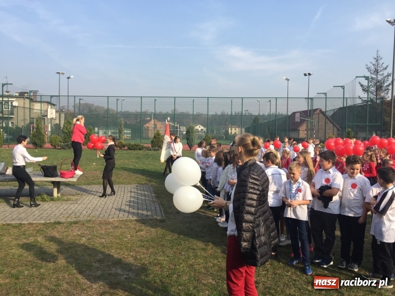 Zdjęcie w galerii na portalu naszraciborz.pl: Uczniowie z Nędzy w przemarszu dla Niepodległej z naczelnikiem na czele wiadomości z regionu