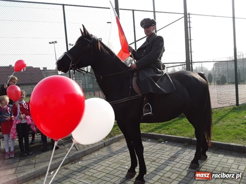 Zdjęcie w galerii na portalu naszraciborz.pl: Uczniowie z Nędzy w przemarszu dla Niepodległej z naczelnikiem na czele wiadomości z regionu