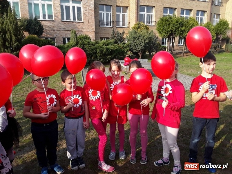 Zdjęcie w galerii na portalu naszraciborz.pl: Uczniowie z Nędzy w przemarszu dla Niepodległej z naczelnikiem na czele wiadomości z regionu