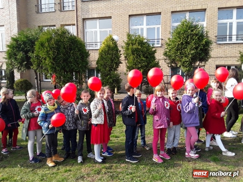 Zdjęcie w galerii na portalu naszraciborz.pl: Uczniowie z Nędzy w przemarszu dla Niepodległej z naczelnikiem na czele wiadomości z regionu