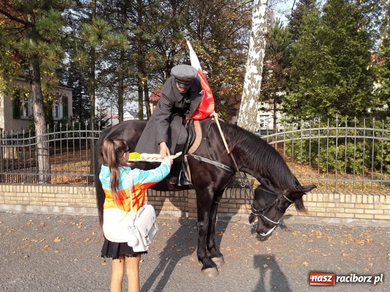 Zdjęcie w galerii na portalu naszraciborz.pl: Uczniowie z Nędzy w przemarszu dla Niepodległej z naczelnikiem na czele wiadomości z regionu