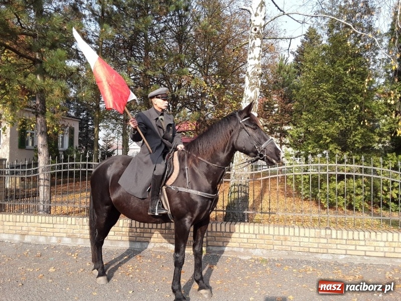Zdjęcie w galerii na portalu naszraciborz.pl: Uczniowie z Nędzy w przemarszu dla Niepodległej z naczelnikiem na czele wiadomości z regionu