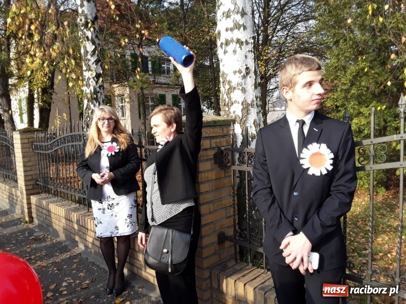 Zdjęcie w galerii na portalu naszraciborz.pl: Uczniowie z Nędzy w przemarszu dla Niepodległej z naczelnikiem na czele wiadomości z regionu