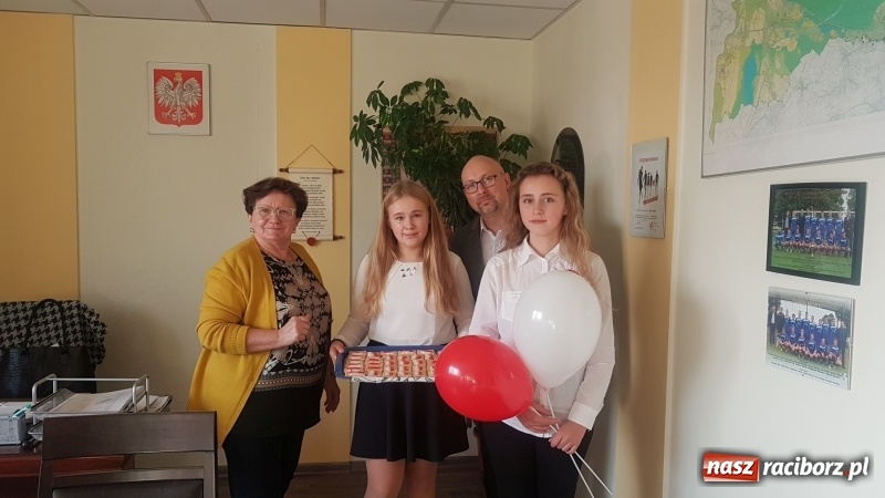 Zdjęcie w galerii na portalu naszraciborz.pl: Uczniowie z Nędzy w przemarszu dla Niepodległej z naczelnikiem na czele wiadomości z regionu