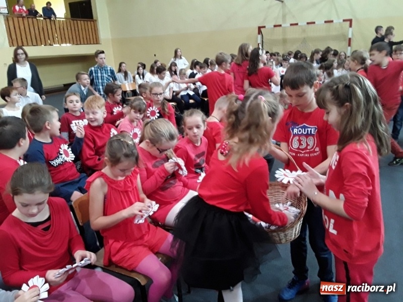 Zdjęcie w galerii na portalu naszraciborz.pl: Uczniowie z Nędzy w przemarszu dla Niepodległej z naczelnikiem na czele wiadomości z regionu