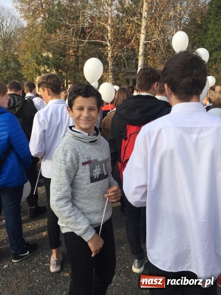 Zdjęcie w galerii na portalu naszraciborz.pl: Uczniowie z Nędzy w przemarszu dla Niepodległej z naczelnikiem na czele wiadomości z regionu