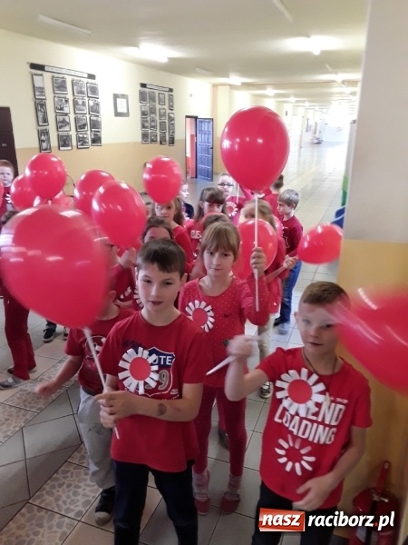 Zdjęcie w galerii na portalu naszraciborz.pl: Uczniowie z Nędzy w przemarszu dla Niepodległej z naczelnikiem na czele wiadomości z regionu