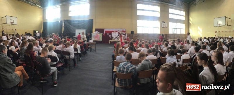 Zdjęcie w galerii na portalu naszraciborz.pl: Uczniowie z Nędzy w przemarszu dla Niepodległej z naczelnikiem na czele wiadomości z regionu