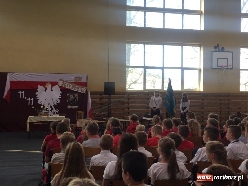 Zdjęcie w galerii na portalu naszraciborz.pl: Uczniowie z Nędzy w przemarszu dla Niepodległej z naczelnikiem na czele wiadomości z regionu