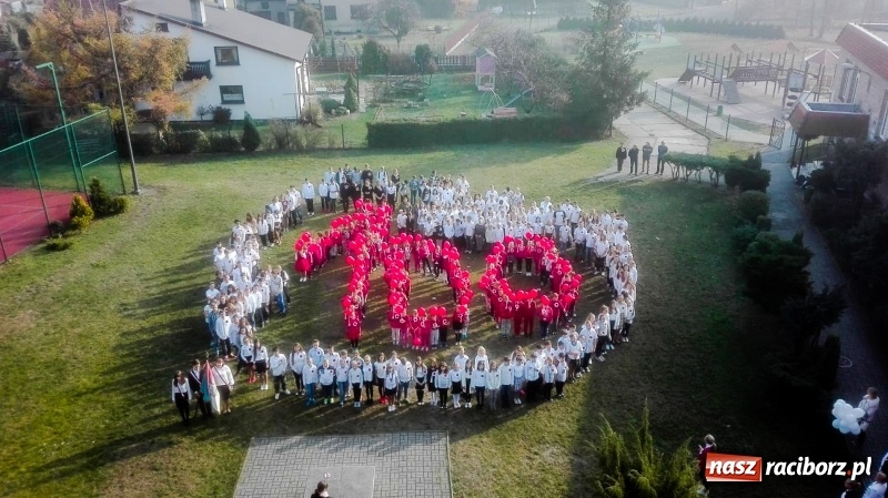 Zdjęcie w galerii na portalu naszraciborz.pl: Uczniowie z Nędzy w przemarszu dla Niepodległej z naczelnikiem na czele wiadomości z regionu