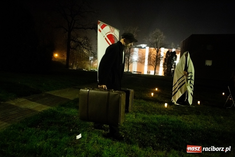 Zdjęcie w galerii na portalu naszraciborz.pl: Performance Nić Niepodległości przy ulicy Szewskiej wiadomości z regionu