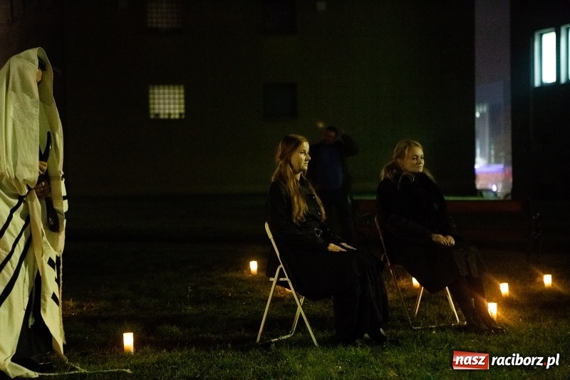 Zdjęcie w galerii na portalu naszraciborz.pl: Performance Nić Niepodległości przy ulicy Szewskiej wiadomości z regionu