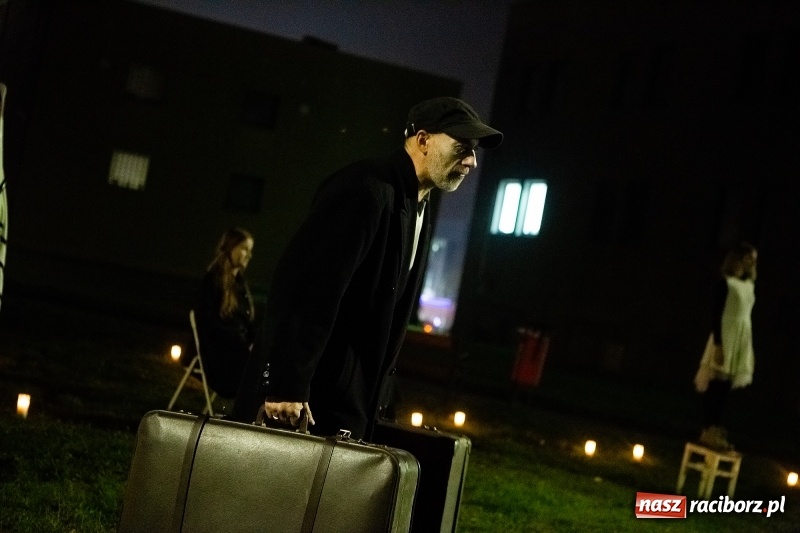 Zdjęcie w galerii na portalu naszraciborz.pl: Performance Nić Niepodległości przy ulicy Szewskiej wiadomości z regionu