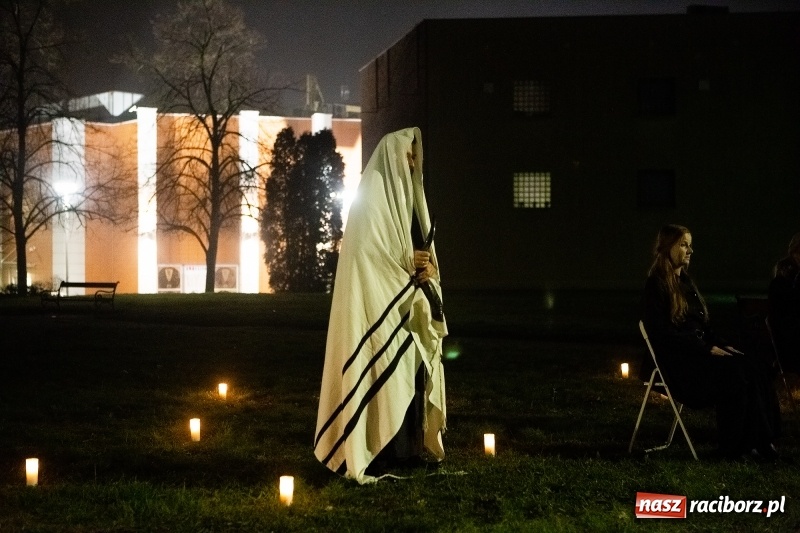 Zdjęcie w galerii na portalu naszraciborz.pl: Performance Nić Niepodległości przy ulicy Szewskiej wiadomości z regionu