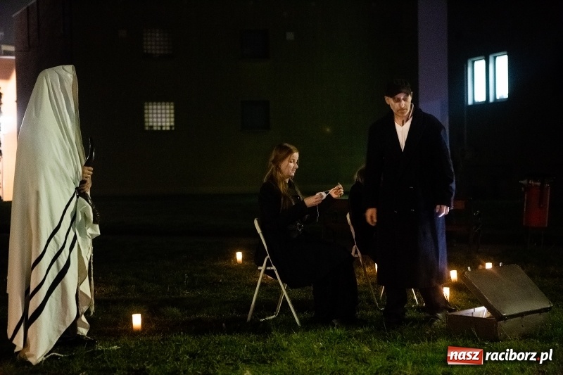 Zdjęcie w galerii na portalu naszraciborz.pl: Performance Nić Niepodległości przy ulicy Szewskiej wiadomości z regionu