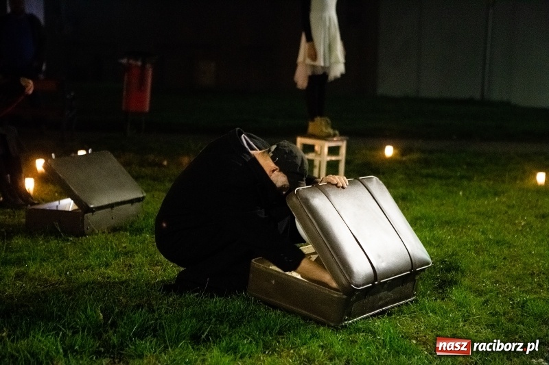 Zdjęcie w galerii na portalu naszraciborz.pl: Performance Nić Niepodległości przy ulicy Szewskiej wiadomości z regionu