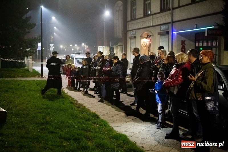 Zdjęcie w galerii na portalu naszraciborz.pl: Performance Nić Niepodległości przy ulicy Szewskiej wiadomości z regionu