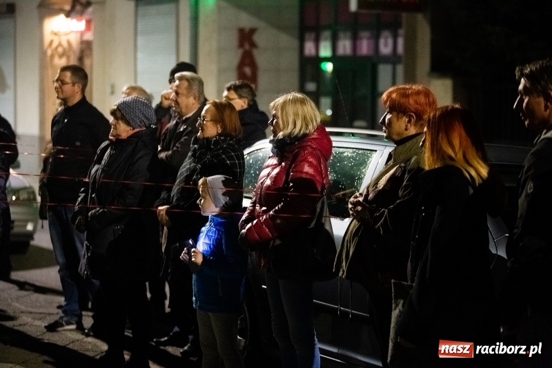 Zdjęcie w galerii na portalu naszraciborz.pl: Performance Nić Niepodległości przy ulicy Szewskiej wiadomości z regionu