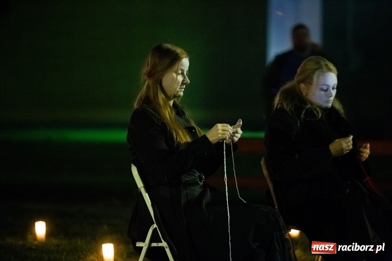 Zdjęcie w galerii na portalu naszraciborz.pl: Performance Nić Niepodległości przy ulicy Szewskiej wiadomości z regionu