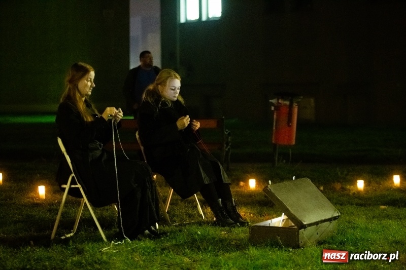 Zdjęcie w galerii na portalu naszraciborz.pl: Performance Nić Niepodległości przy ulicy Szewskiej wiadomości z regionu