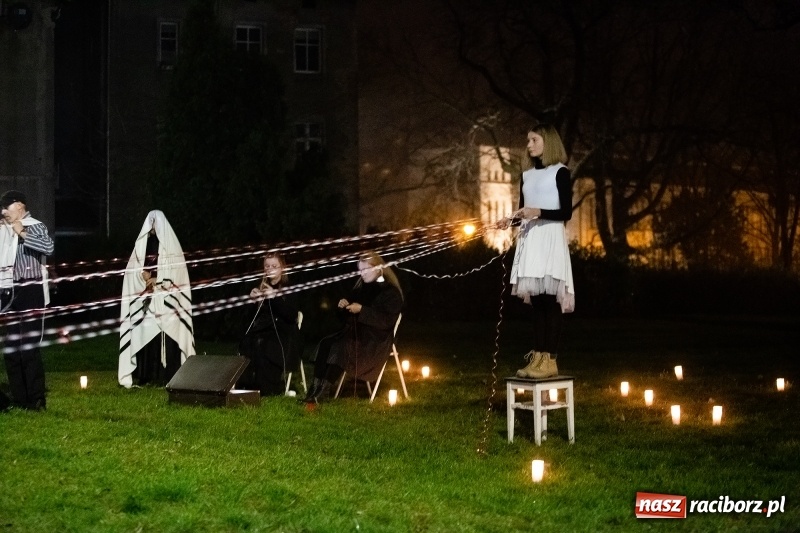 Zdjęcie w galerii na portalu naszraciborz.pl: Performance Nić Niepodległości przy ulicy Szewskiej wiadomości z regionu