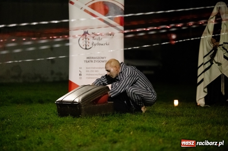 Zdjęcie w galerii na portalu naszraciborz.pl: Performance Nić Niepodległości przy ulicy Szewskiej wiadomości z regionu