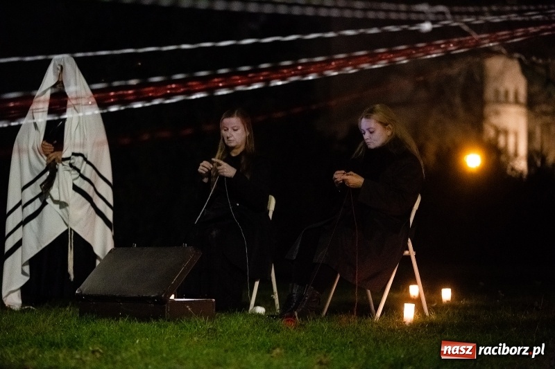 Zdjęcie w galerii na portalu naszraciborz.pl: Performance Nić Niepodległości przy ulicy Szewskiej wiadomości z regionu