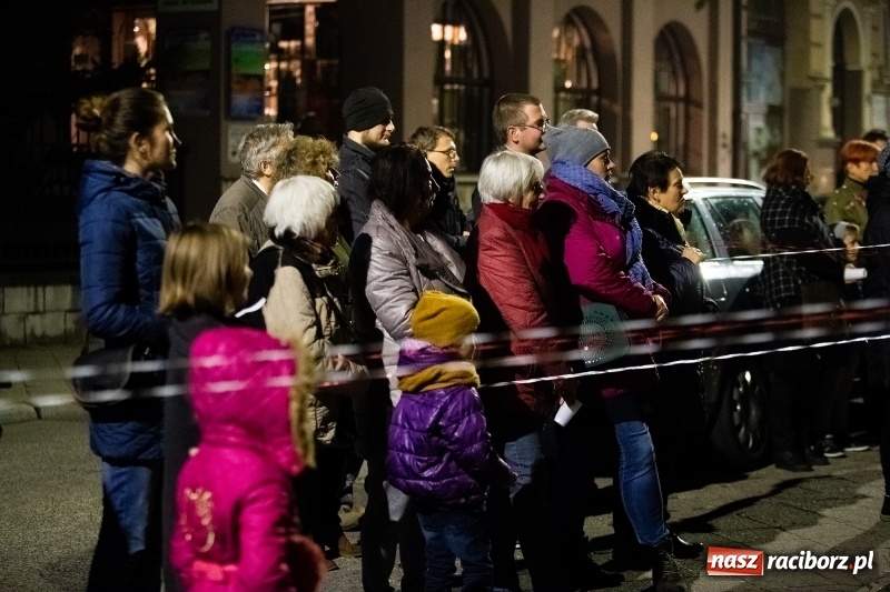 Zdjęcie w galerii na portalu naszraciborz.pl: Performance Nić Niepodległości przy ulicy Szewskiej wiadomości z regionu