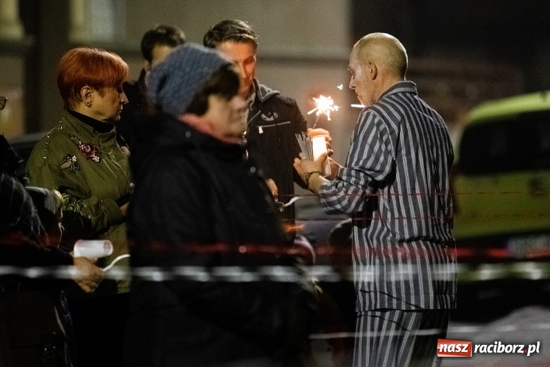 Zdjęcie w galerii na portalu naszraciborz.pl: Performance Nić Niepodległości przy ulicy Szewskiej wiadomości z regionu