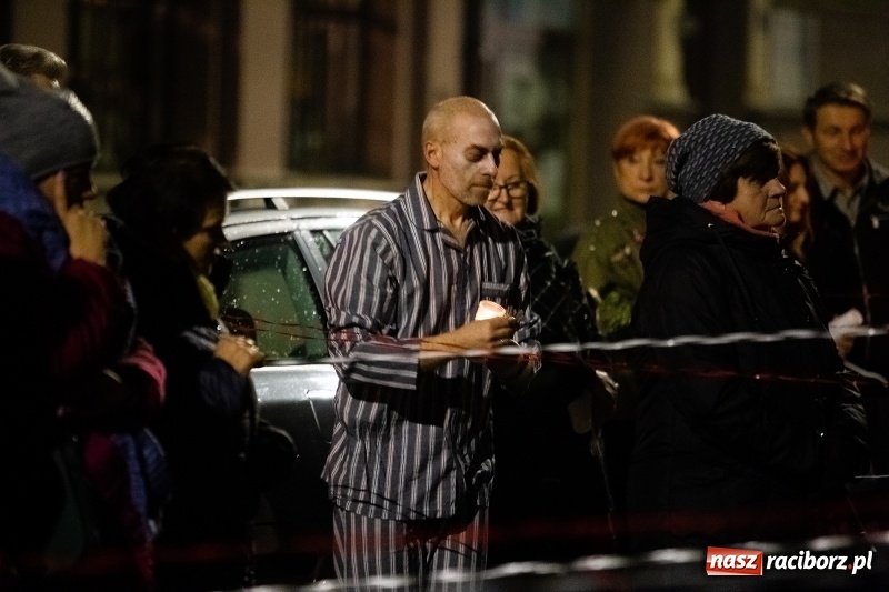 Zdjęcie w galerii na portalu naszraciborz.pl: Performance Nić Niepodległości przy ulicy Szewskiej wiadomości z regionu