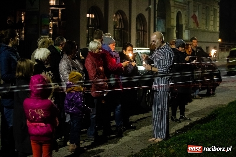 Zdjęcie w galerii na portalu naszraciborz.pl: Performance Nić Niepodległości przy ulicy Szewskiej wiadomości z regionu