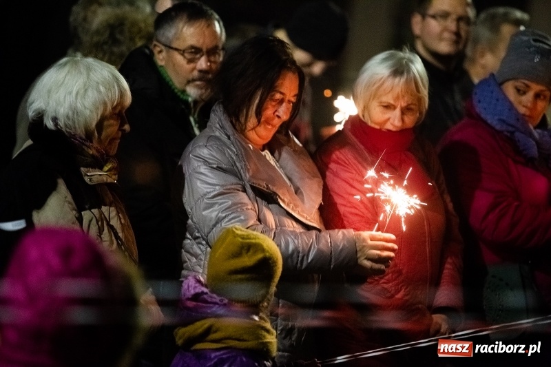 Zdjęcie w galerii na portalu naszraciborz.pl: Performance Nić Niepodległości przy ulicy Szewskiej wiadomości z regionu