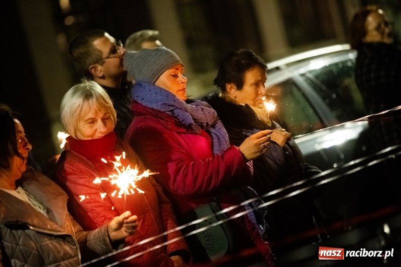 Zdjęcie w galerii na portalu naszraciborz.pl: Performance Nić Niepodległości przy ulicy Szewskiej wiadomości z regionu