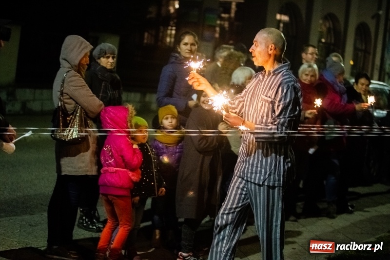 Zdjęcie w galerii na portalu naszraciborz.pl: Performance Nić Niepodległości przy ulicy Szewskiej wiadomości z regionu