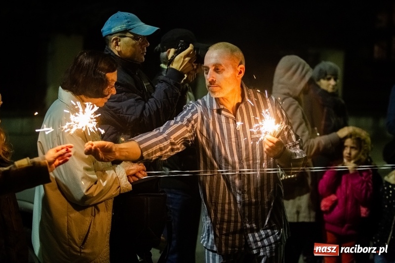 Zdjęcie w galerii na portalu naszraciborz.pl: Performance Nić Niepodległości przy ulicy Szewskiej wiadomości z regionu