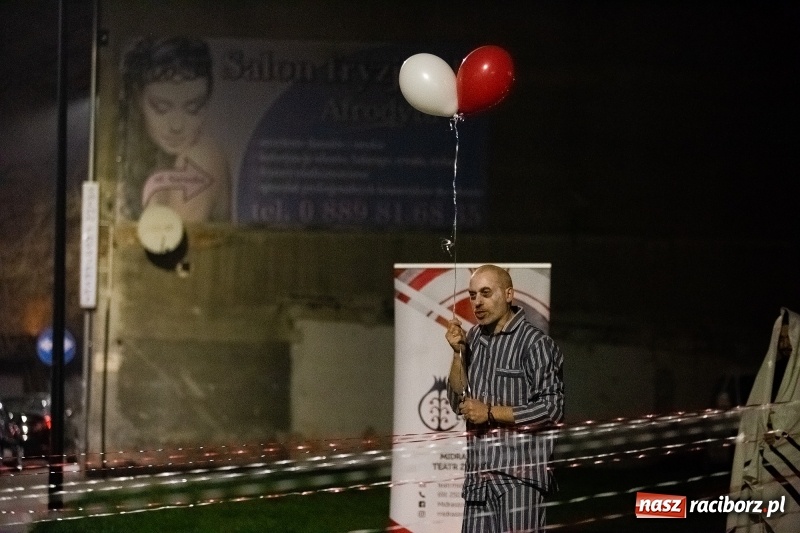 Zdjęcie w galerii na portalu naszraciborz.pl: Performance Nić Niepodległości przy ulicy Szewskiej wiadomości z regionu