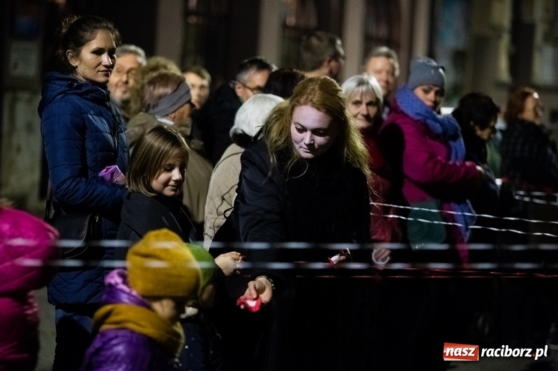 Zdjęcie w galerii na portalu naszraciborz.pl: Performance Nić Niepodległości przy ulicy Szewskiej wiadomości z regionu