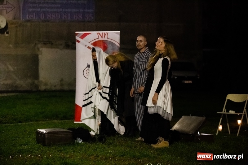Zdjęcie w galerii na portalu naszraciborz.pl: Performance Nić Niepodległości przy ulicy Szewskiej wiadomości z regionu