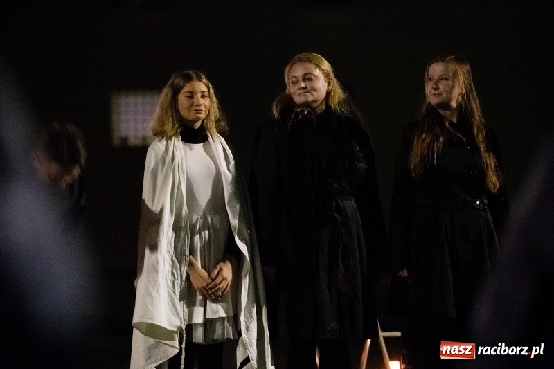 Zdjęcie w galerii na portalu naszraciborz.pl: Performance Nić Niepodległości przy ulicy Szewskiej wiadomości z regionu