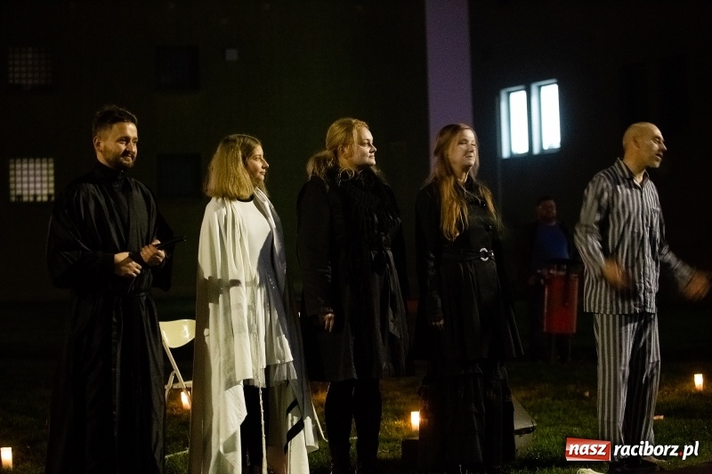 Zdjęcie w galerii na portalu naszraciborz.pl: Performance Nić Niepodległości przy ulicy Szewskiej wiadomości z regionu